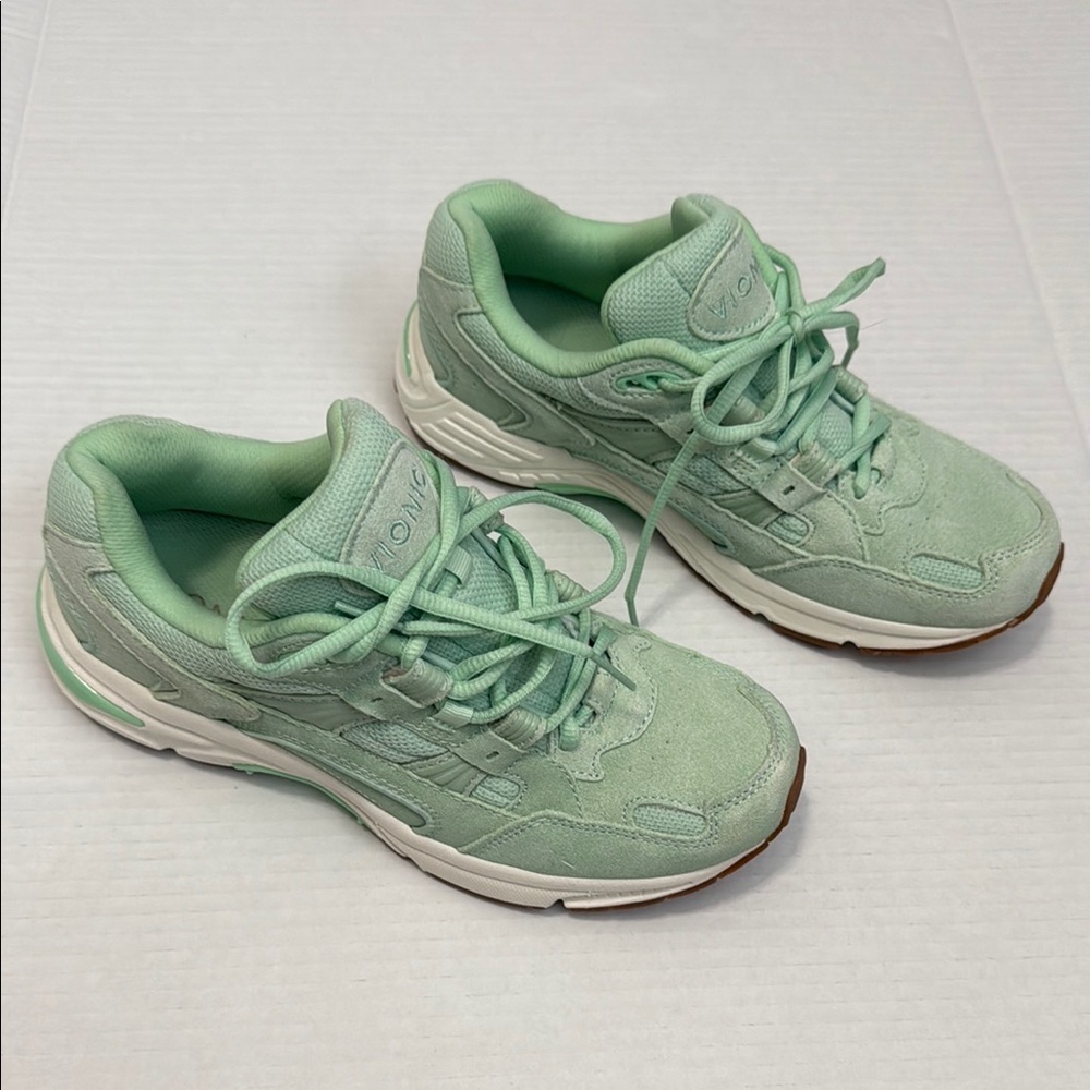 Vionic - Walker Plantar Fasciitis Shoe - Mint Green - Size 7.5 - Gently Used!!